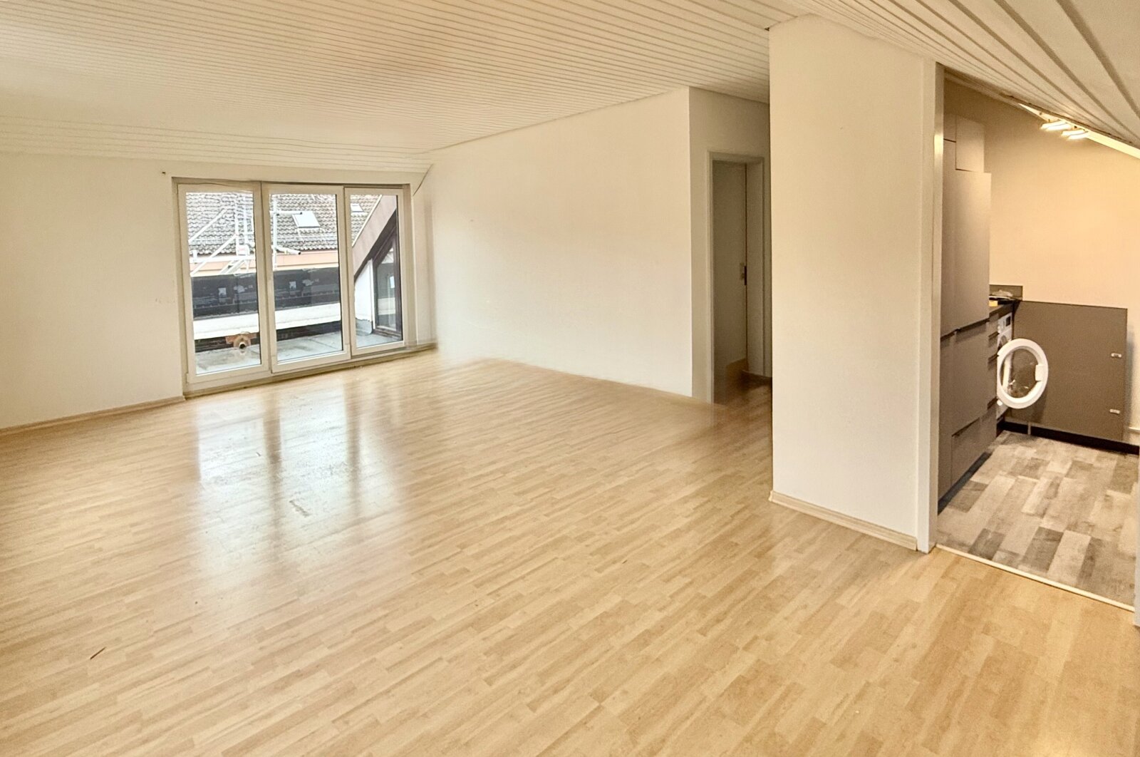 **Pfiffiger Schnitt, umfassend saniert, Teilrheinblick, was will man mehr?** **Pfiffiger Schnitt, umfassend saniert, Teilrheinblick, was will man mehr?**