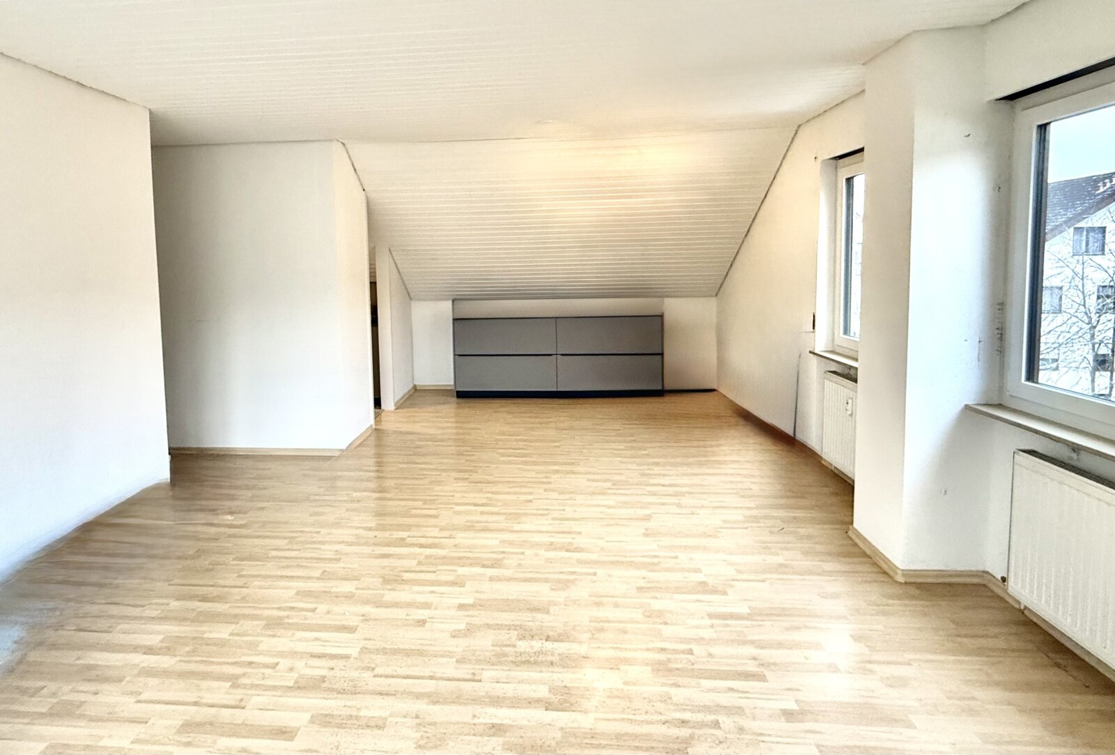 **Umfassend sanierte 2,5 Zimmer DG Wohnung mit Teilrheinblick** **Umfassend sanierte 2,5 Zimmer DG Wohnung mit Teilrheinblick**