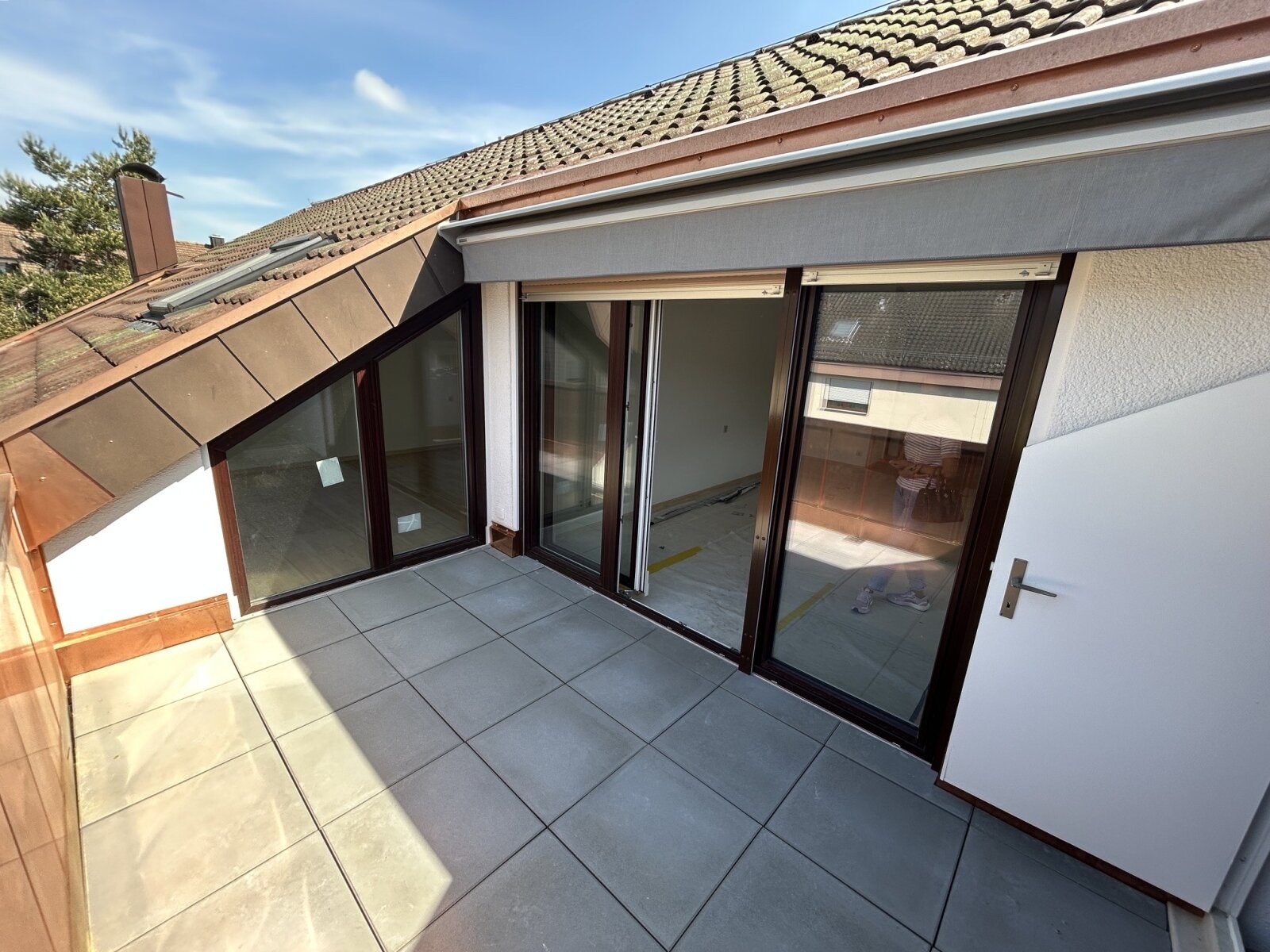 **SANIERTE 2,5 Zimmer DG - Wohnung mit Teilrheinblick** **SANIERTE 2,5 Zimmer DG - Wohnung mit Teilrheinblick**
