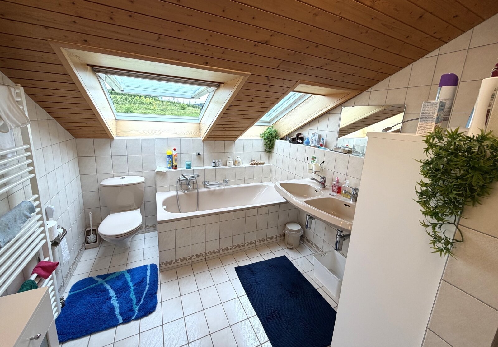 SONNIGE 4,5 Zimmer DG Wohnung mit 2 Balkonen, 1 Terrasse, PKW Stellplatz... SONNIGE 4,5 Zimmer DG Wohnung mit 2 Balkonen, 1 Terrasse, PKW Stellplatz...