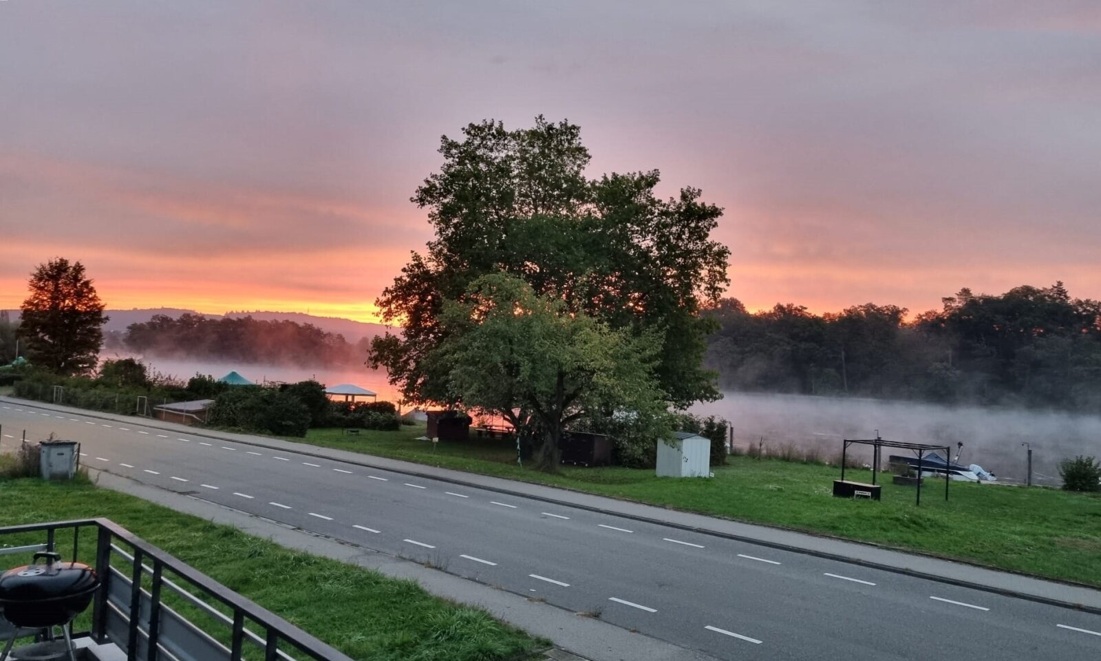 Der Sonnenaufgang von der Terrasse aus