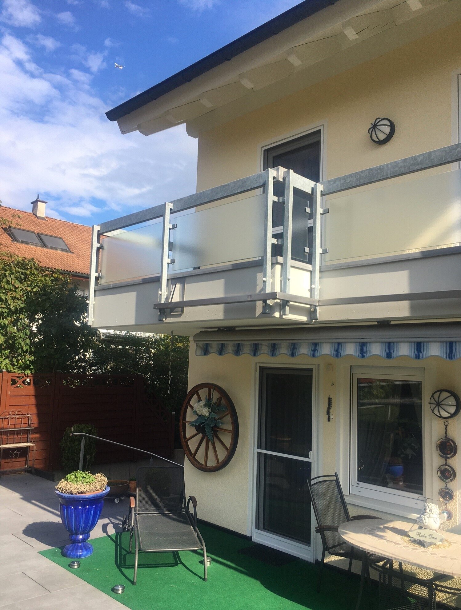 Und im OG hat es auch noch einen großen Balkon!