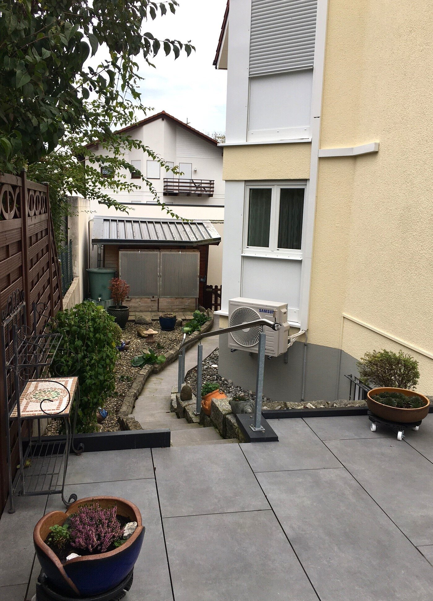 Am Haus vorbei geht es nach hinten zur Terrasse.