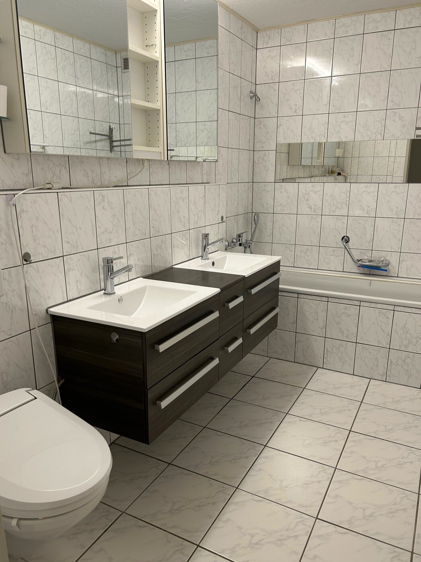 Badezimmer mit WC, Wanne