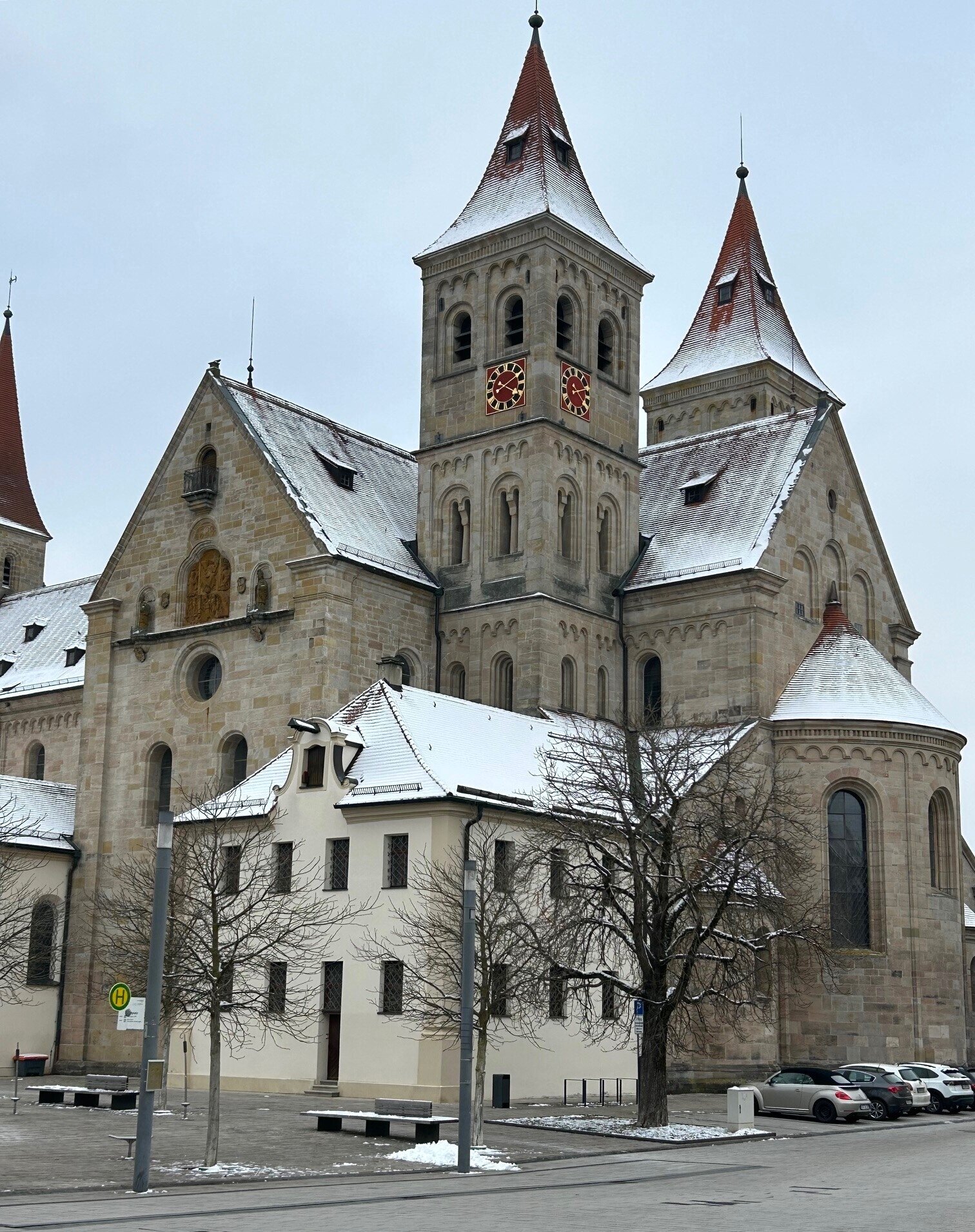 Keine 5 Minuten entfernt, die Basilika samt Marktplatz