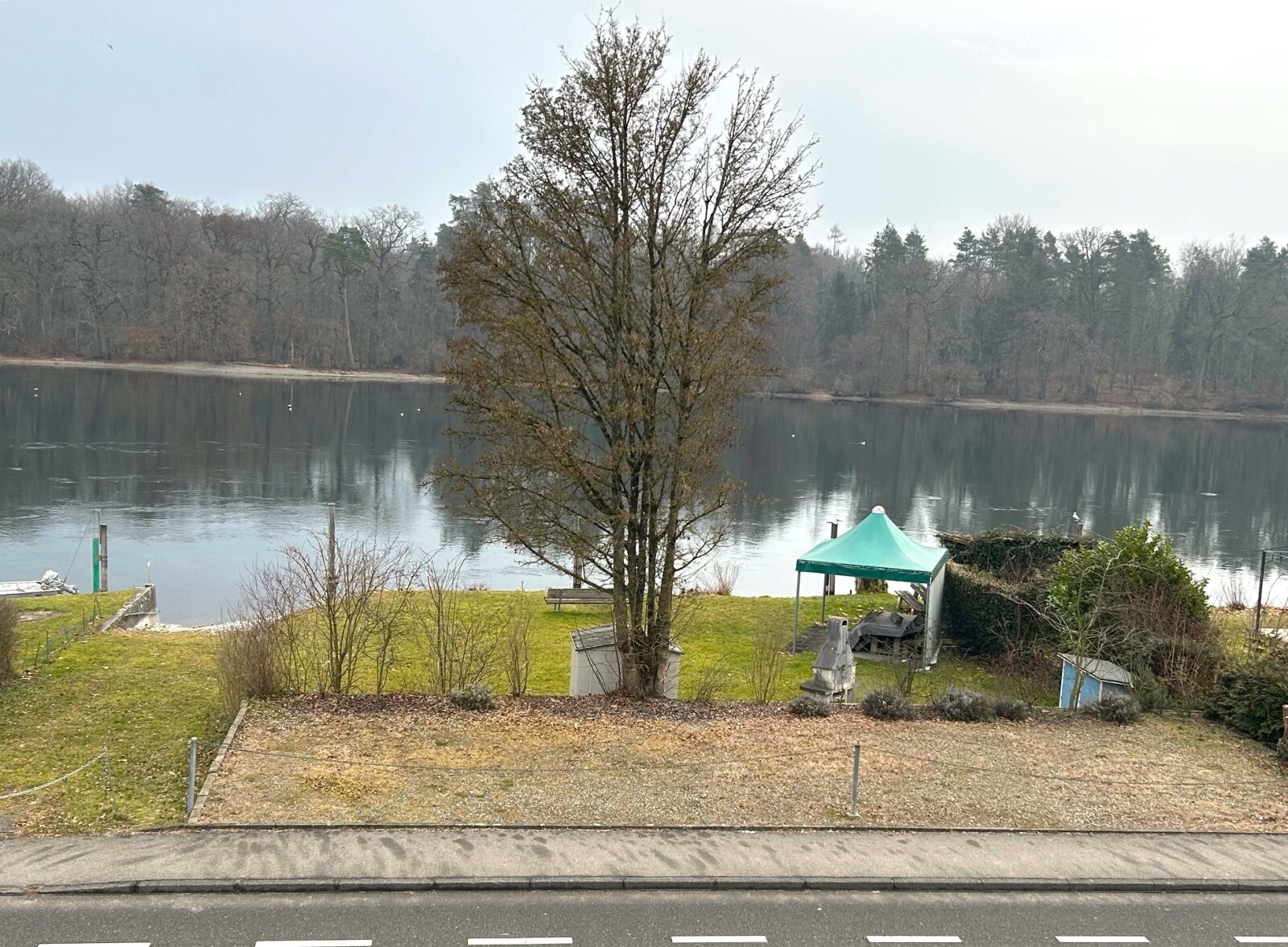 Mit dem privaten Badeplatz direkt vor dem Haus.