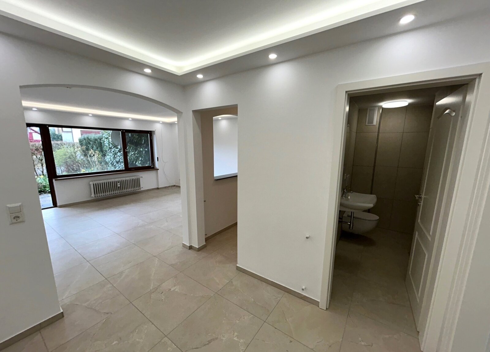 **FRISCH SANIERTE 2,5 Zimmer Terrassenwohnung** **FRISCH SANIERTE 2,5 Zimmer Terrassenwohnung**