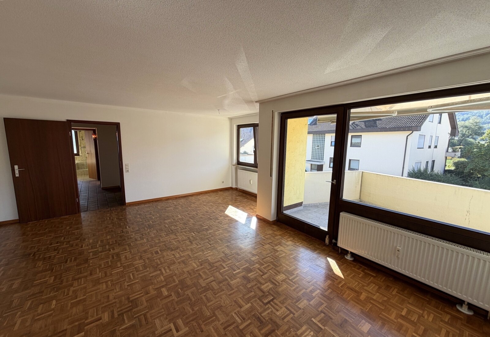 **Sonnige 3,5 Zimmer BALKONWOHNUNG im 1.OG** **Sonnige 3,5 Zimmer BALKONWOHNUNG im 1.OG**